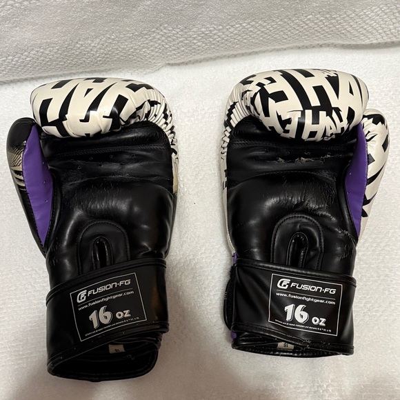 Black and White Boxing Gloves - Picture 2 of 7